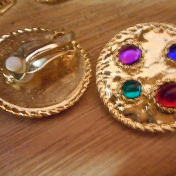 CLIP ON EARRINGS -  ROUND W/ 4 COLOR STONES IN GOLD METAL, BLU, RD. GRN, PURPLE - Picture 1 of 9